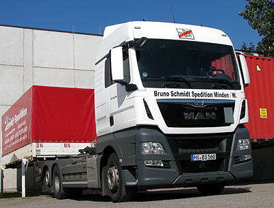 LKW der Bruno Schmidt Spedition beim Umpritschen LKW der Bruno Schmidt Spedition beim Umpritschen